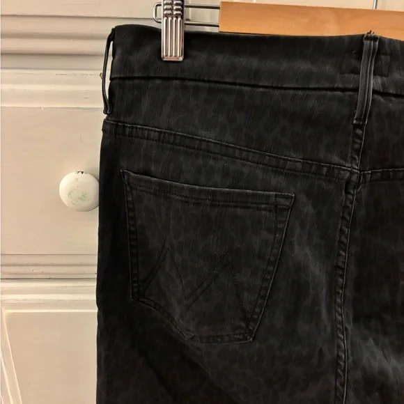 MOTHER the high waisted looker Jeans in Bad Cat! - Picture 6 of 6